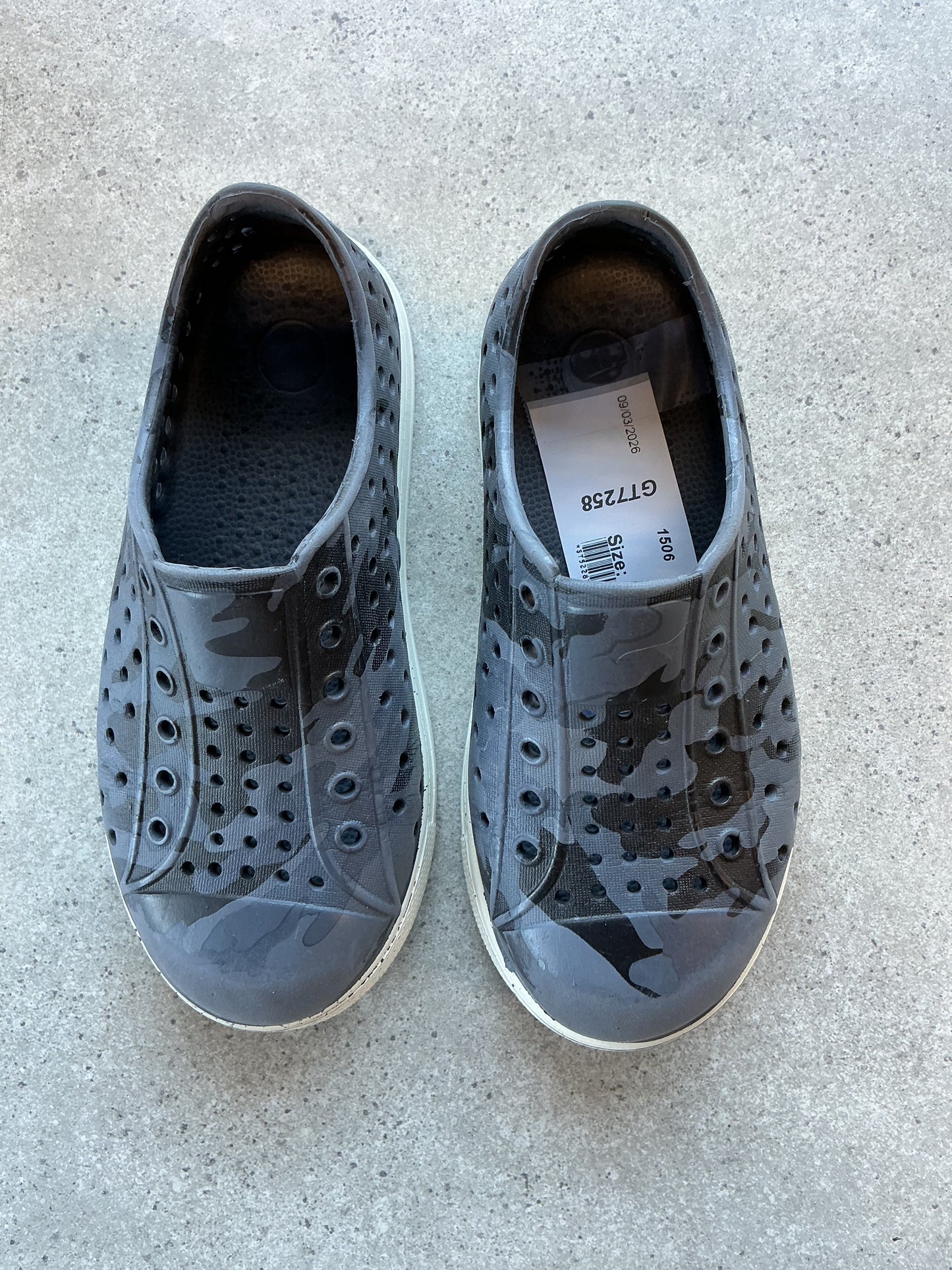 Native Shoes Sz 9