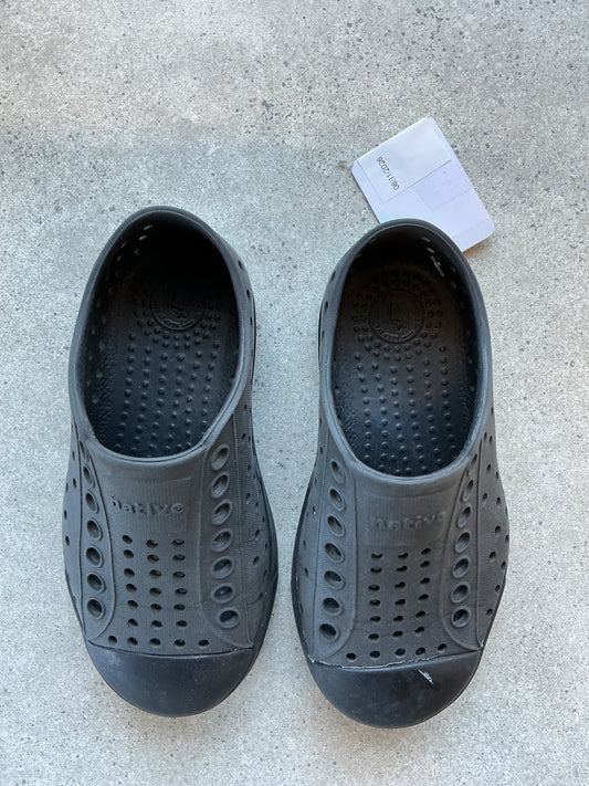 Native Shoes Sz 8